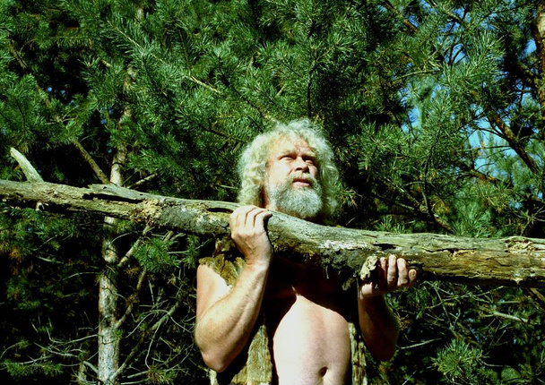 man with tree trunk - Φωτογραφία, εικόνα