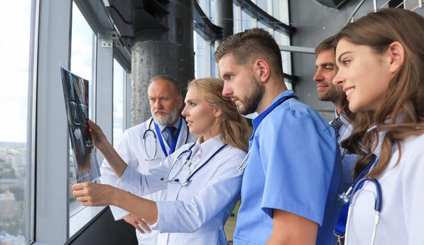 Grupo de médicos revisando radiografías en un hospital. - Foto, Imagen