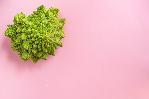 romanesco květák zelí (lahodná zelenina, vitamíny dietní jídlo) koncepce menu. jídlo pozadí. pohled shora. kopírovat prostor - Fotografie, Obrázek