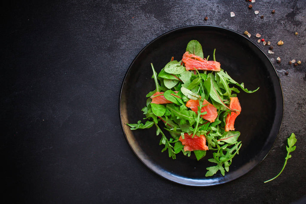  egészséges saláta levelek mix, lazac vagy tonhal (finom snack) menü koncepció. élelmiszer háttér. Kiváló kilátás. másolás helye - Fotó, kép