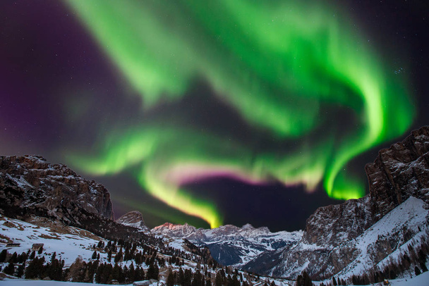 Aurora borealis βόρεια φώτα σε βουνά δάσος νύχτα - Φωτογραφία, εικόνα