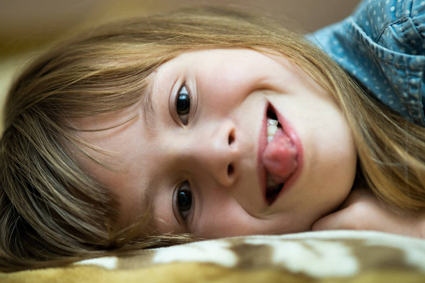 Portrait of a pretty child girl laying down at home. - Fotoğraf, Görsel