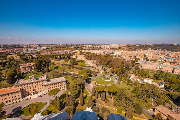 Panoramisch uitzicht op de oude luchtstad Rome vanaf het Sint-Pietersplein in Vaticaan - Foto, afbeelding