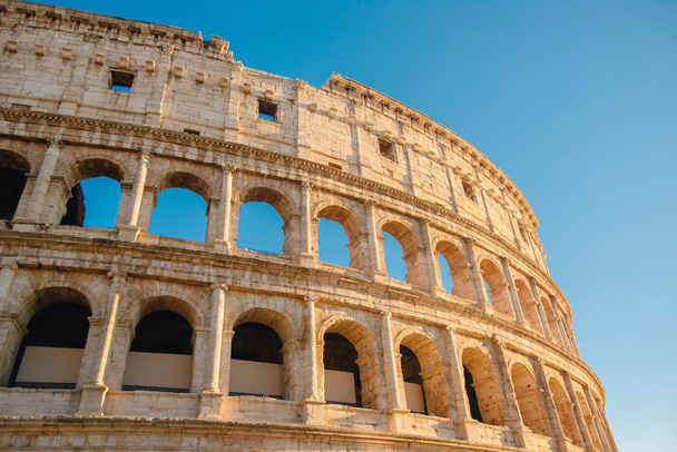 コロッセオまたはコロッセオ古代遺跡背景青空ローマ,イタリア - 写真・画像