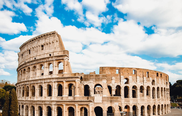 Starożytne ruiny Koloseum Rzym, Włochy, tło błękitne niebo z chmurami - Zdjęcie, obraz