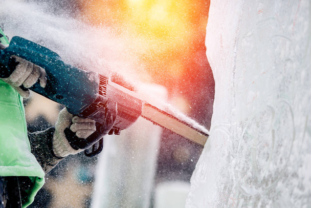 Παγογλυπτική γλυπτική άνθρωπος χρήση αλυσοπρίονο κοπεί κατεψυγμένα χειμώνα - Φωτογραφία, εικόνα