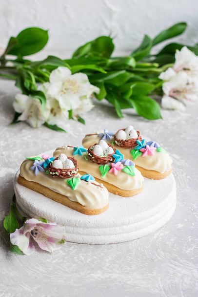 Chocolade Marshmallows Eclairs met Pasen Decor - Foto, afbeelding