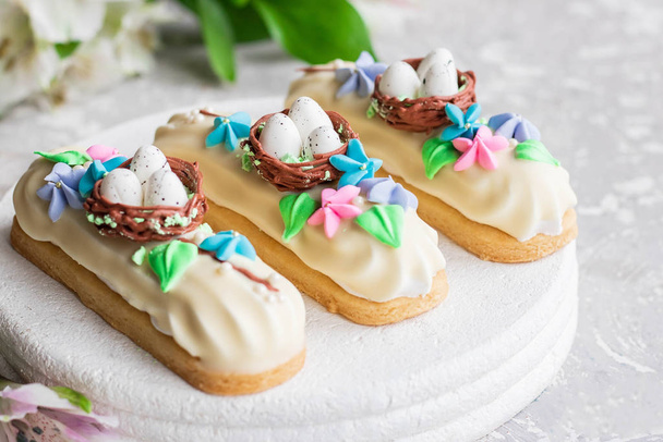 Σοκολάτα Marshmallows Eclairs με διακόσμηση Πάσχα - Φωτογραφία, εικόνα