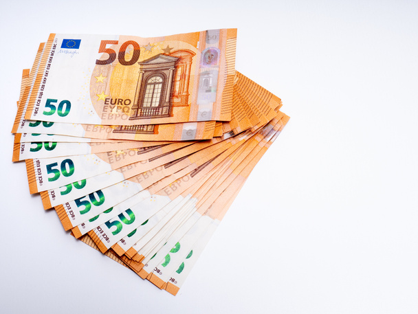 Много пятидесяти евро векселей, образующих фаната денег на белом фоне
 - Фото, изображение