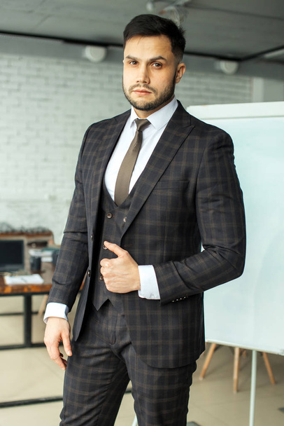 portrait of young caucasian businessman in office - Foto, afbeelding