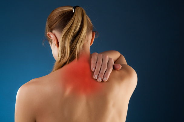 Mujer masajeando dolor de espalda
 - Foto, imagen