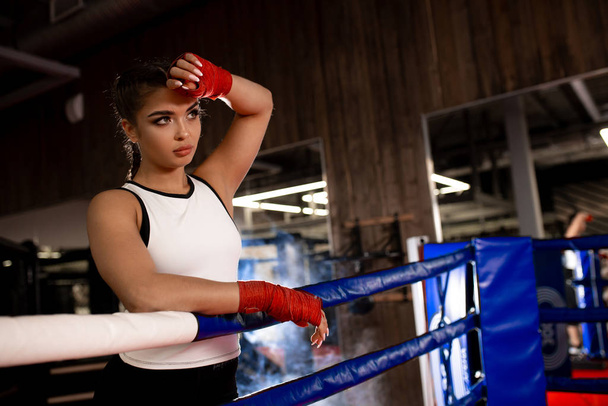 zmęczony żeński bokser po walce - Zdjęcie, obraz