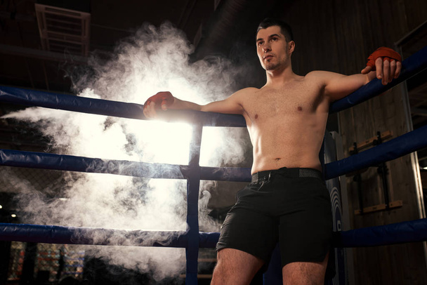 młody biały bokser człowiek w dym ring - Zdjęcie, obraz