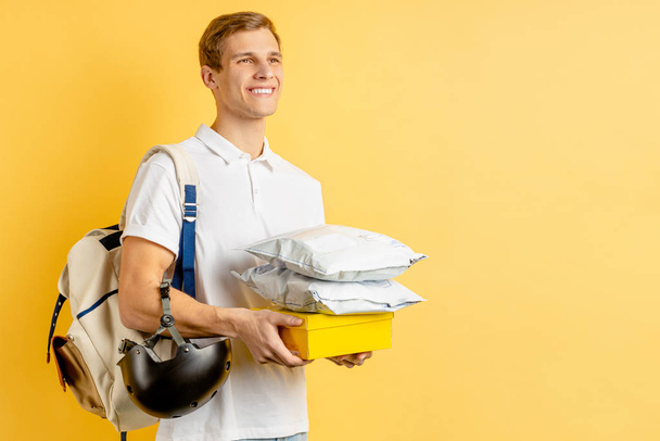 smiling courier with packaging things - Foto, imagen