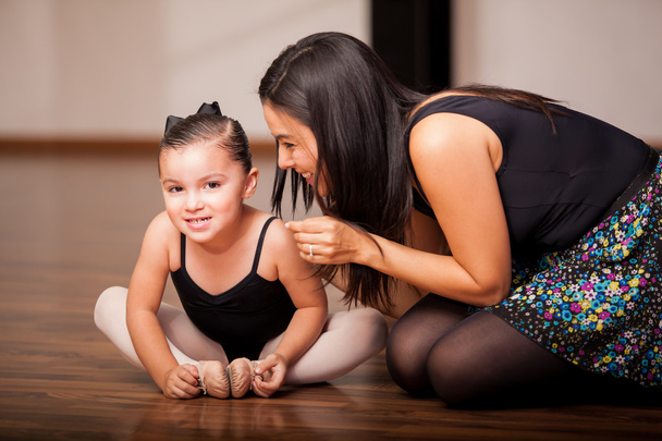 kleines Mädchen mit Tanzlehrerin - Foto, Bild