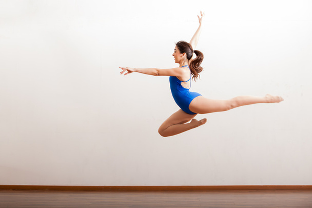 Einstudieren eines Ballettsprungs - Foto, Bild
