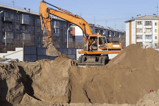 Bagger gräbt eine Grube - Foto, Bild