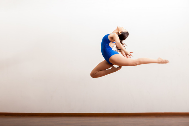 Bailarina de ballet en el aire
 - Foto, imagen