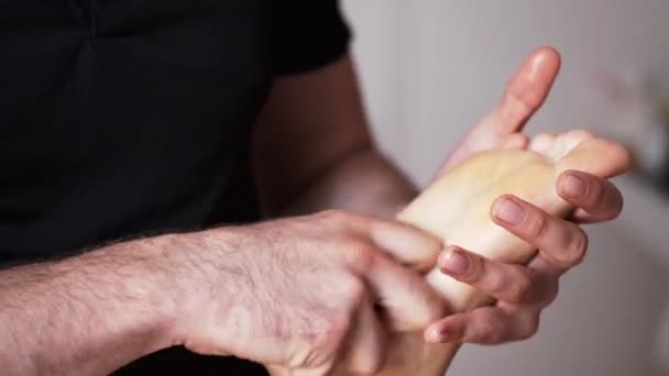 Hieroja tekee jalka hieronta aikuinen nainen kylpylä
 - Materiaali, video