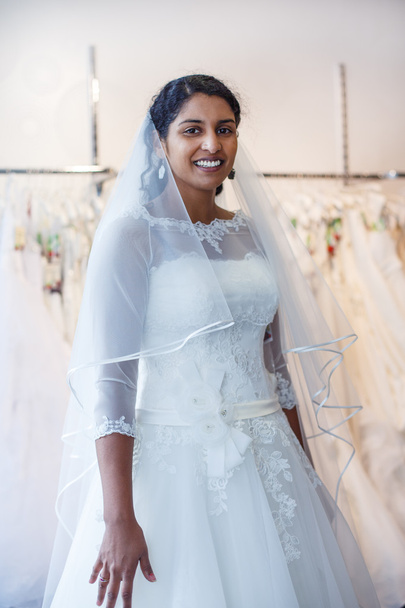 fiatal indiai nő esküvői ruha, menyasszonyi ruhák, a kijelzőn - Fotó, kép