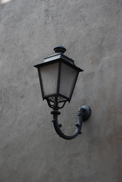 Lampe antique suspendue sur les murs grunge
. - Photo, image