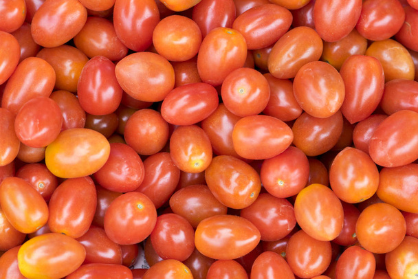 fond avec des tomates rouges fraîches sur le marché
 - Photo, image