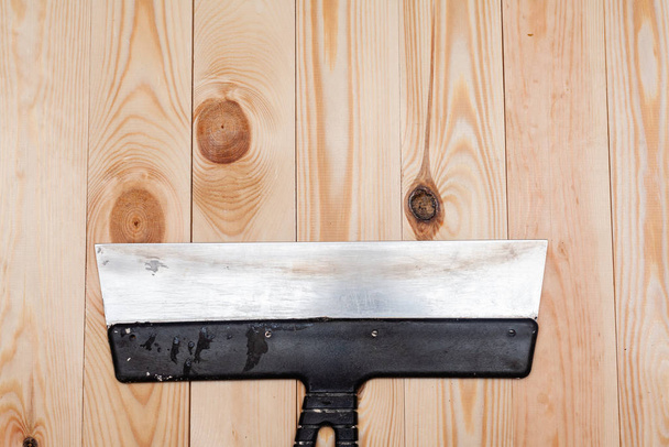Fém spatula fából készült háttérrel. Stock fotó lapos stílus. - Fotó, kép