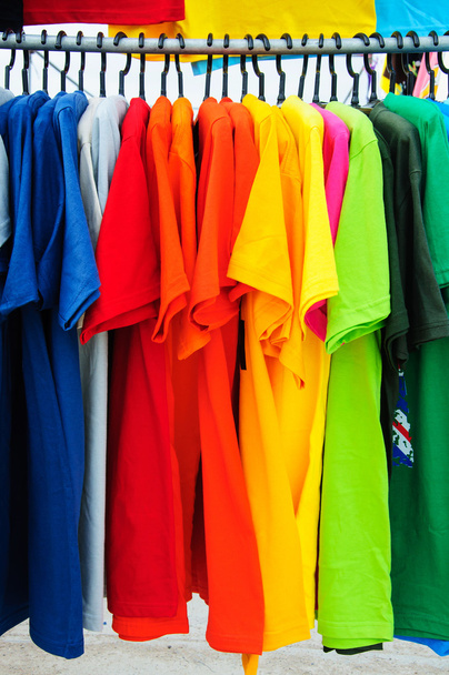 t-shirt coloré avec cintres dans le marché
 - Photo, image