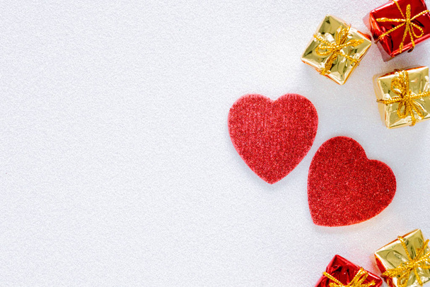 Valentýn. Srdce a dary symbolizující zpověď našich pocitů a emocí druhé osobě. Prázdné místo pro text - Fotografie, Obrázek