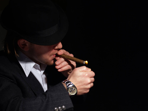 man in a hat with a cigar - Φωτογραφία, εικόνα