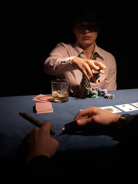 pokerinpelaaja pelaa korteilla mustalla taustalla - Valokuva, kuva