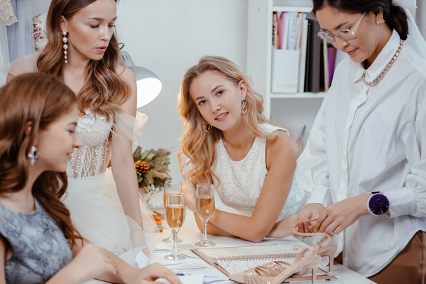 friendly designer of wedding dress and customers - Valokuva, kuva