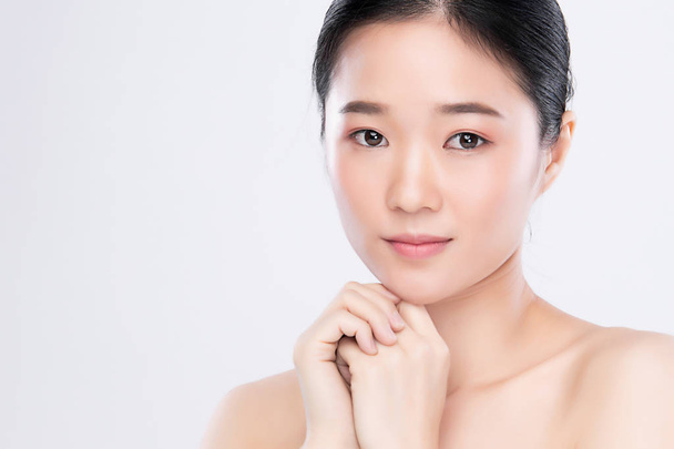 Retrato hermosa joven mujer asiática limpia concepto de piel desnuda fresca. Asiática belleza de la cara cuidado de la piel y bienestar de la salud, Tratamiento facial, Piel perfecta, Maquillaje natural, sobre fondo blanco
. - Foto, Imagen