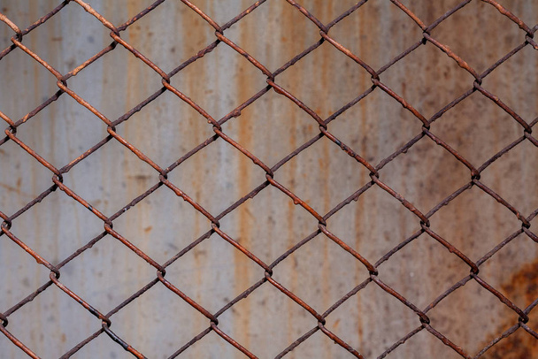 Rozsdás hálós háttér textúra. Stock fotó összpontosít egy rozsdás szekta a kerítés. - Fotó, kép