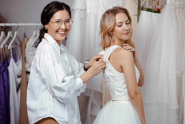 making dress in wedding salon - Φωτογραφία, εικόνα