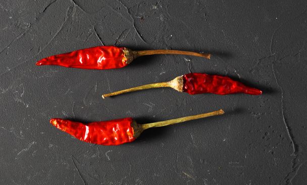 sucha papryka chili na ciemnym tle - Zdjęcie, obraz