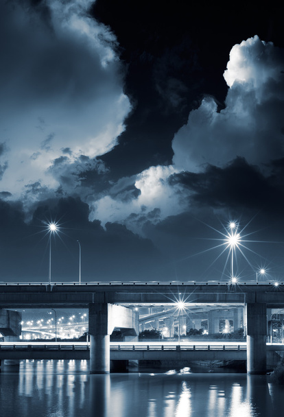 Ciudad noche escena de puente
 - Foto, imagen