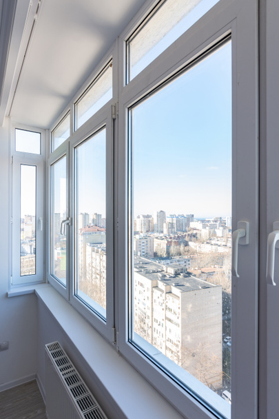 Vue des nouvelles fenêtres en plastique dans l'appartement
 - Photo, image