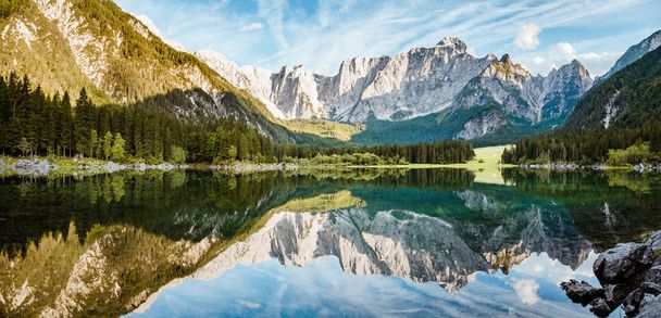 schöne Morgenlandschaft mit Alpengipfeln, die sich im ruhigen See spiegeln - Foto, Bild