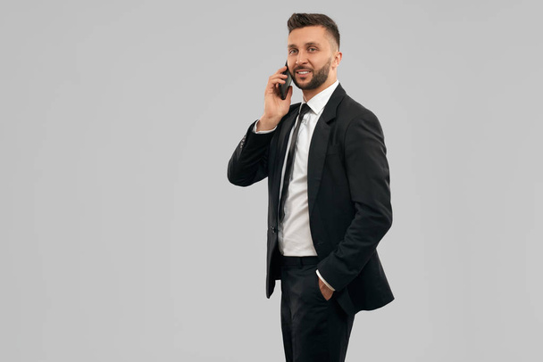 Young smiling businessman talking on phone. - Foto, Bild