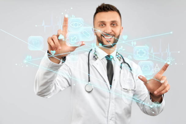 lächelnder Arzt, der virtuelles 3D-Symbol berührt. - Foto, Bild