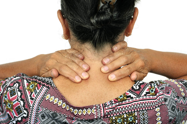 Женщина крупным планом держит шею с руками крупным планом
 - Фото, изображение