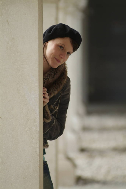 young woman at the column - Foto, imagen