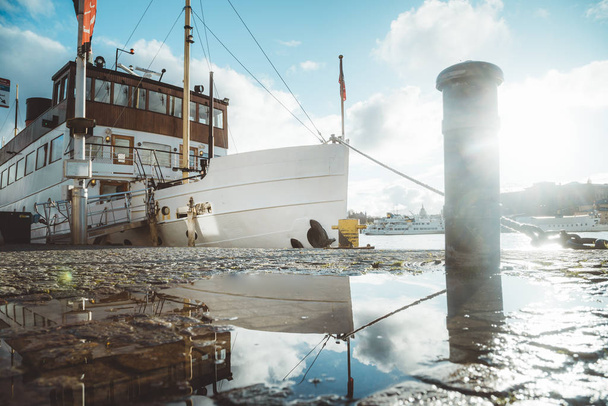 Velho navio no porto de Estocolmo ao pôr do sol, Suécia, Escandinávia
 - Foto, Imagem