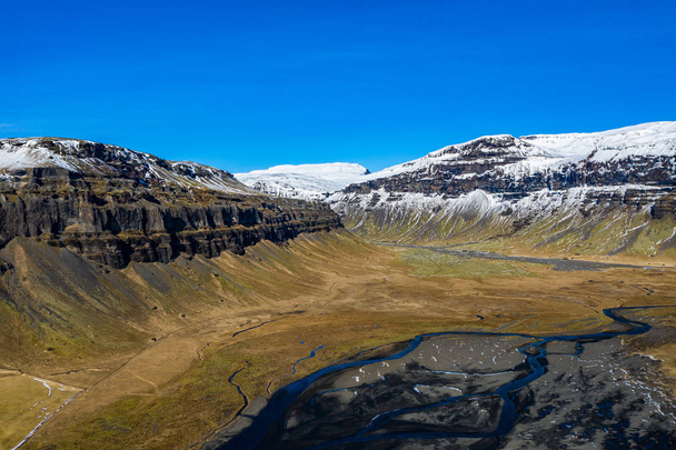 Вид с воздуха на горы и долину в Исландии
. - Фото, изображение