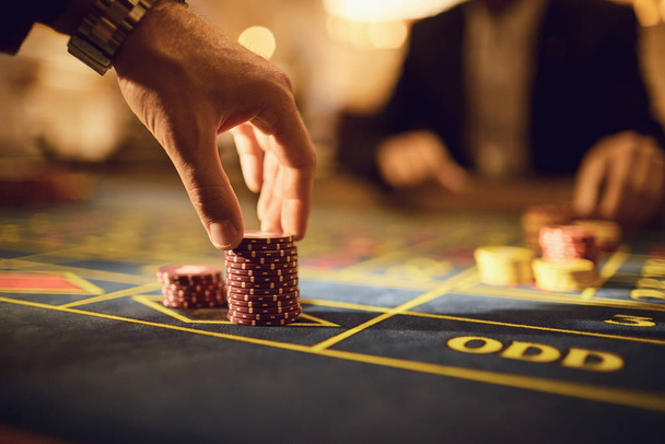 A player plays roulette in a casino. - Zdjęcie, obraz