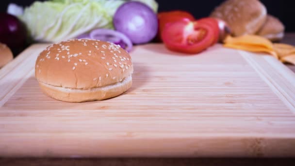 Hamburgert sütni húsból és zöldségből. - Felvétel, videó