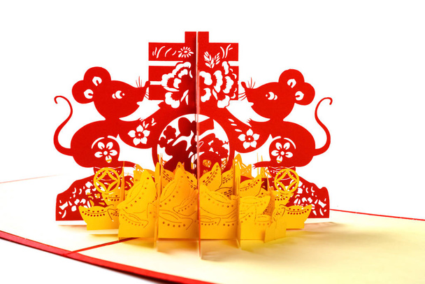 papel cortado sobre blanco como símbolo del Año Nuevo Chino de la rata el chino significa la primavera y la fortuna
 - Foto, imagen