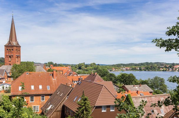 Vista sobre el lago y la ciudad histórica Plon
 - Foto, Imagen