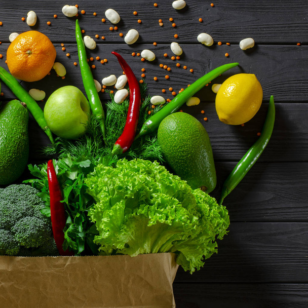 Selección de alimentos sanos y limpios: frutas, verduras, semillas, superalimentos, cereales, vegetales de hoja sobre fondo de hormigón gris
 - Foto, imagen